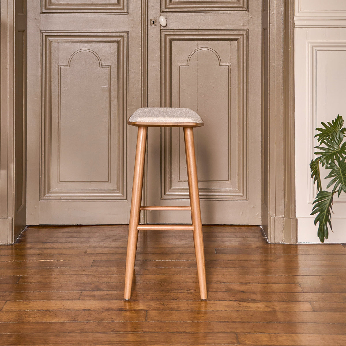 Berah Getah AMBRE tabouret de bar teck bouclette blanc 75 cm