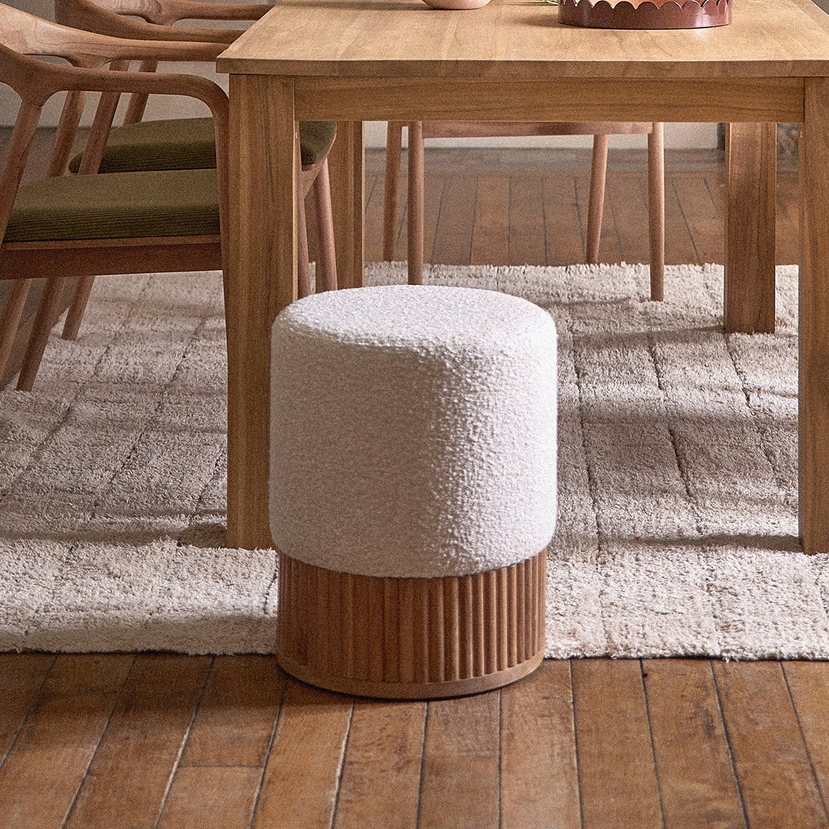 Berah Getah Serene pouf teck massif bouclette blanc 38 cm