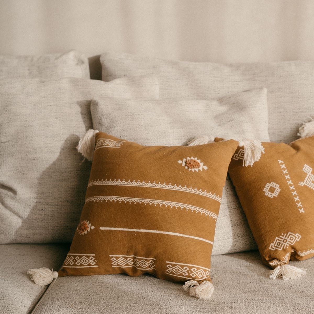 Andrea House coussin pompons marron ethnique coton 45x45