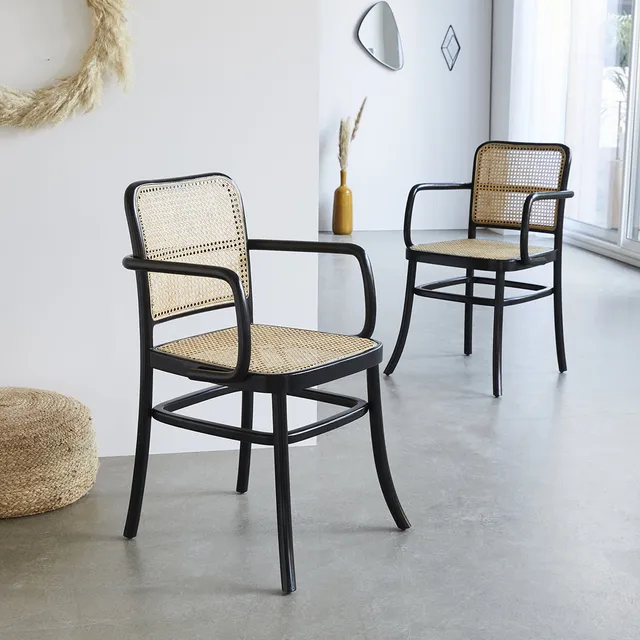 Berah Getah Aron lot 2 chaises accoudoirs acajou cannage