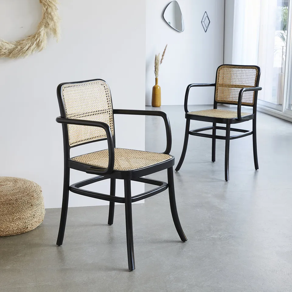 Berah Getah Aron lot 2 chaises accoudoirs acajou cannage