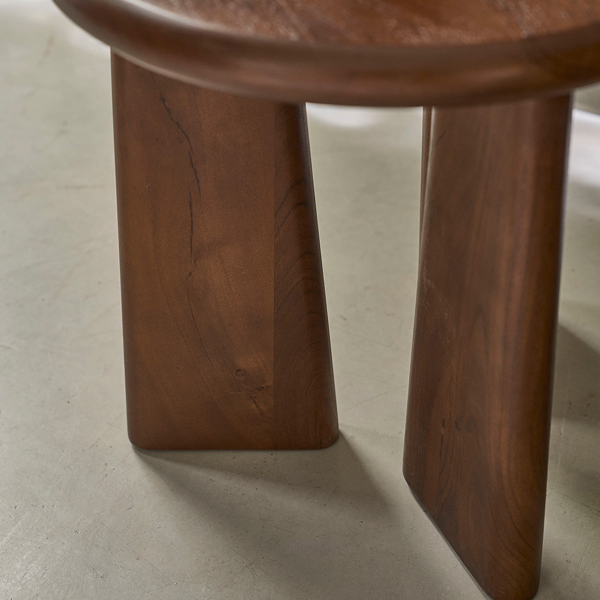 Berah Getah Anna table appoint ronde acacia 3 pieds