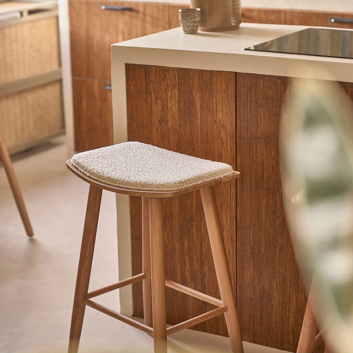 Berah Getah Ambre Tabouret de bar teck bouclette 65 cm