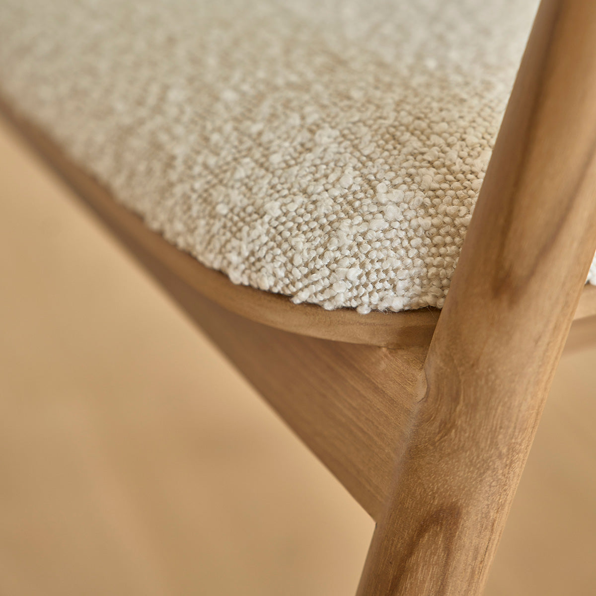 Berah Getah AMBRE chaise teck assise bouclette blanc avec accoudoirs