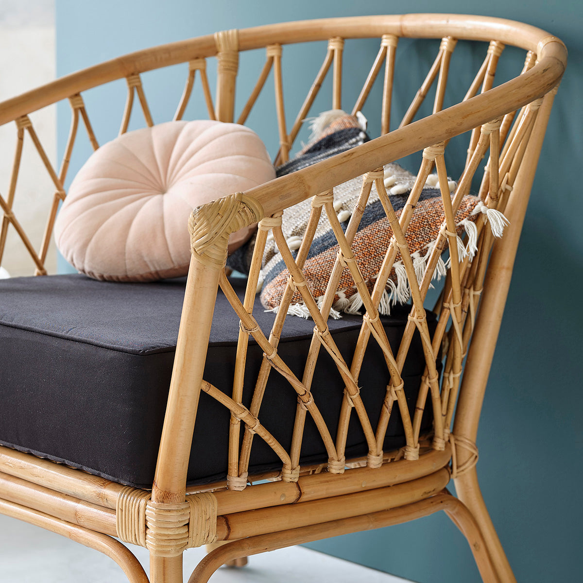 Berah Getah Salon Paola Fauteuil rotin coussin noir