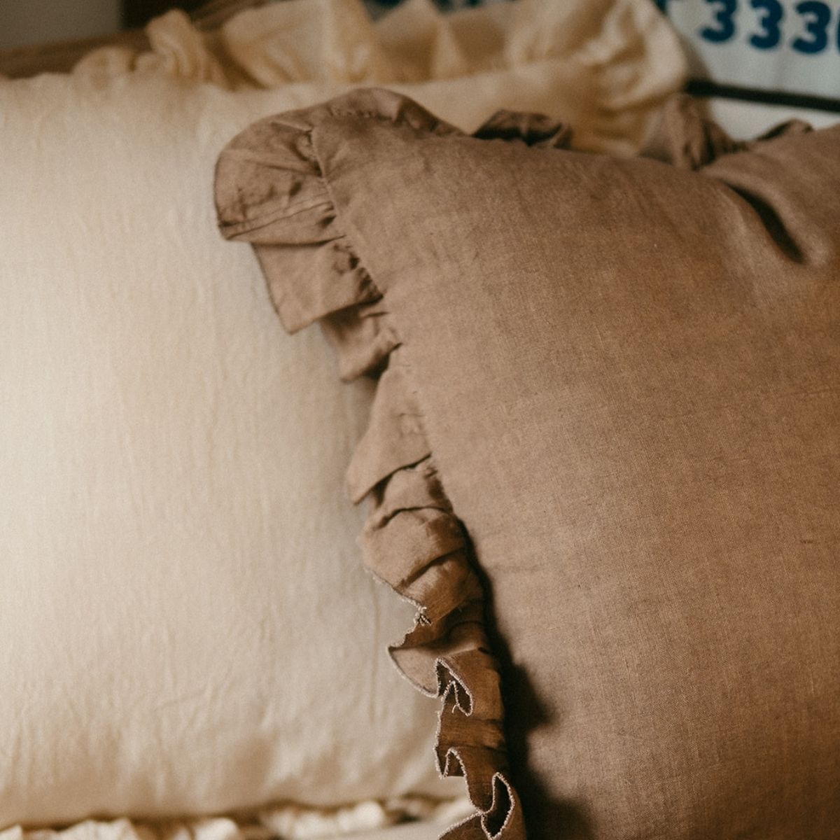 Andrea House coussin volants beige coton 45x45
