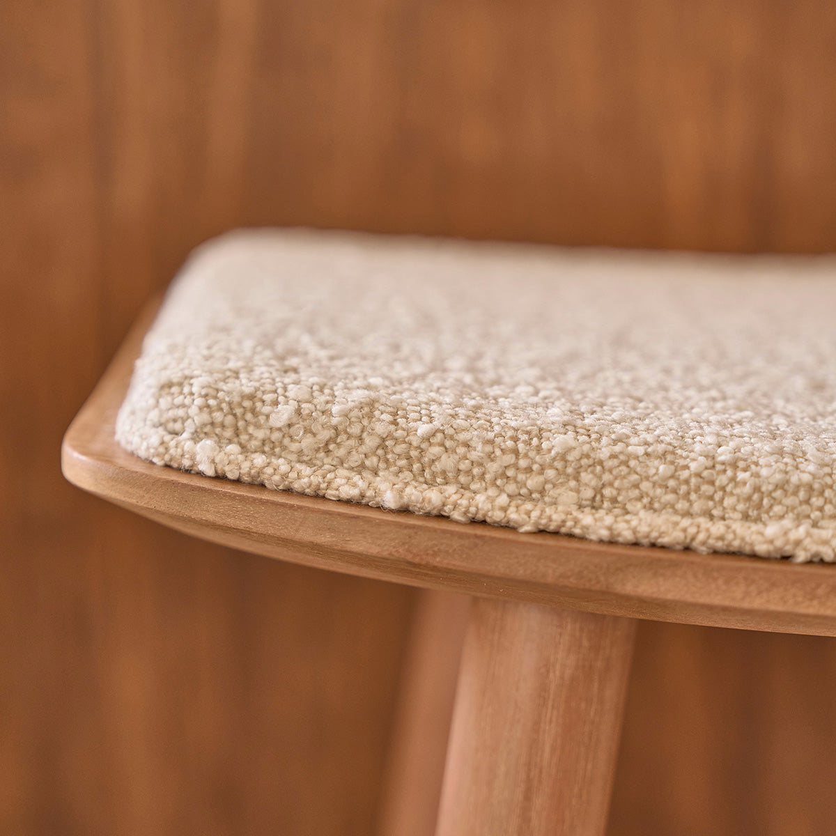 Berah Getah AMBRE tabouret de bar teck bouclette blanc 75 cm