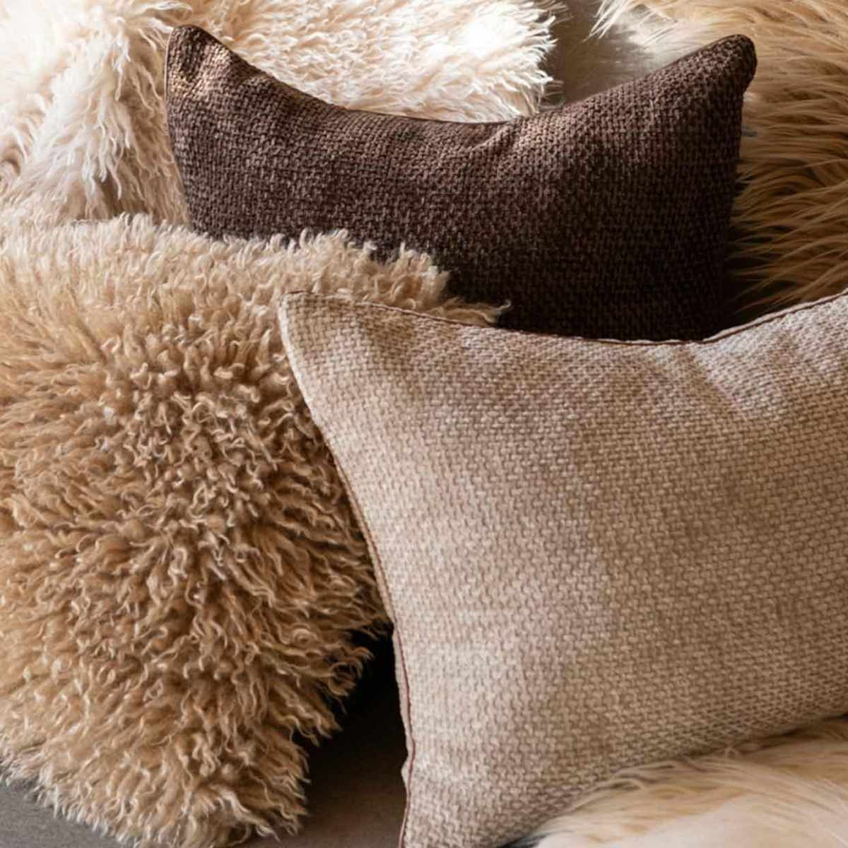 Andrea House Coussin carré chenille marron 50x50