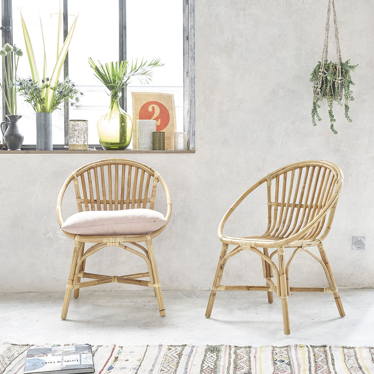 Berah Getah Paola lot 2 fauteuils rotin naturel coussin