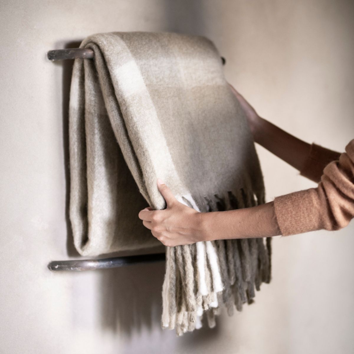 Andrea House plaid à carreaux beige en laine canapé