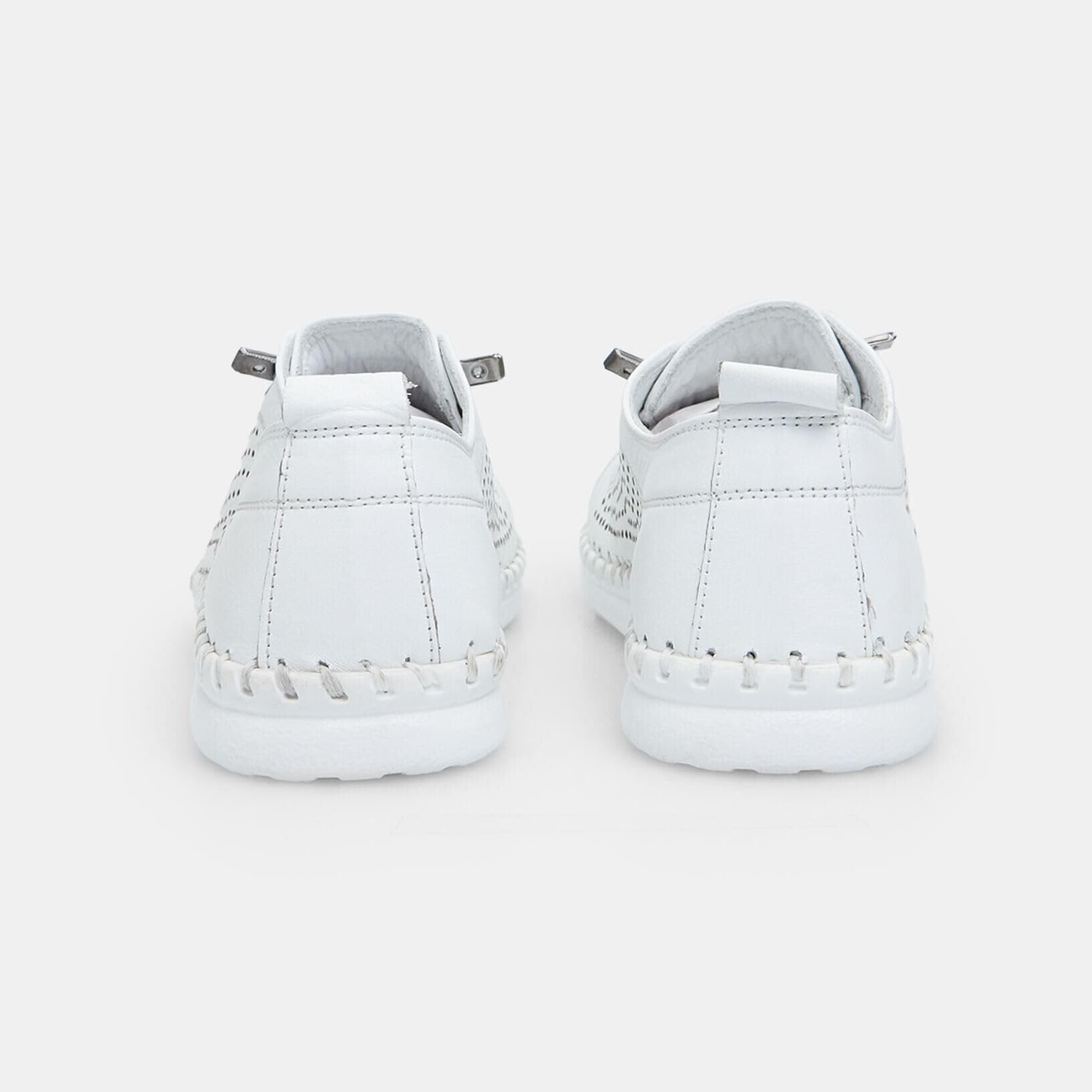 Bata Sneakers femme cuir perforé semelle caoutchouc