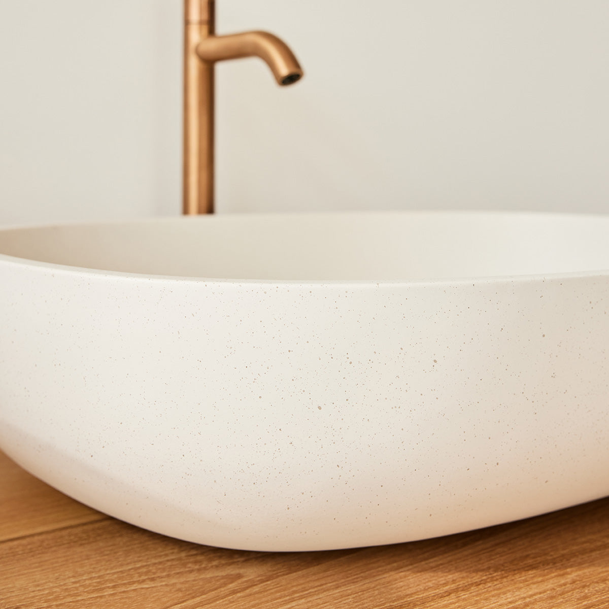 Berah Getah Lotus vasque béton beige ovale 50 cm à poser
