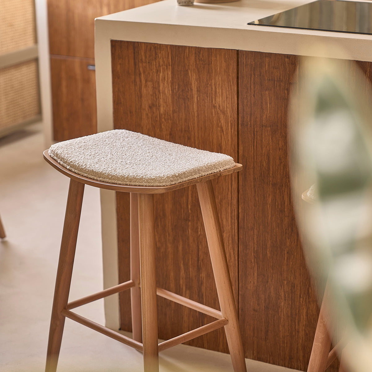 Berah Getah AMBRE tabouret de bar teck bouclette blanc 75 cm