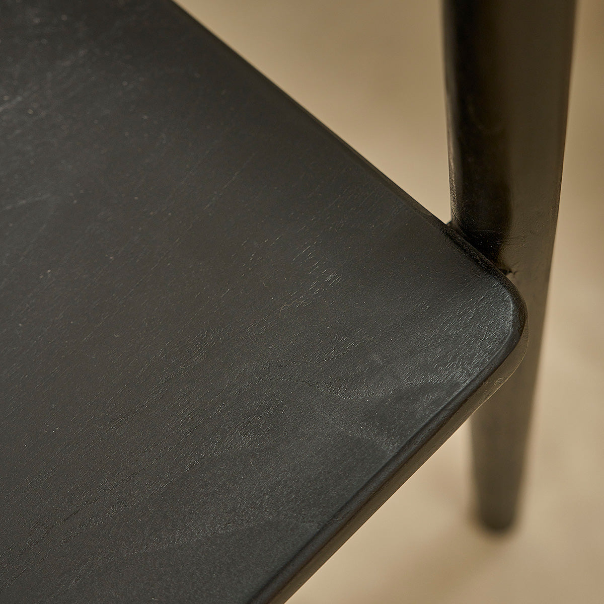 Berah Getah Ambre lot 2 chaises teck massif noires accoudoirs