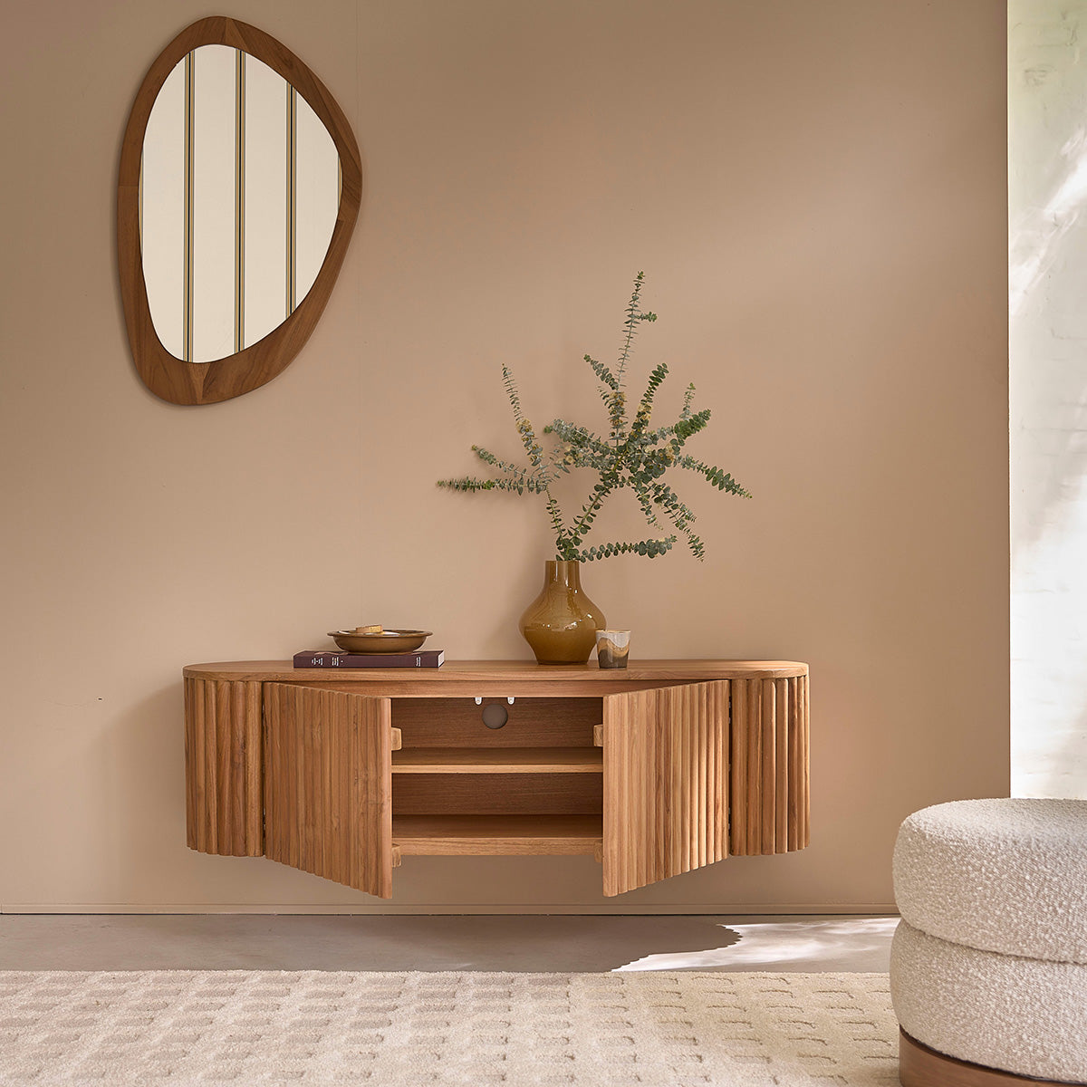 Berah Getah Belize meuble TV suspendu teck 140 cm 3 portes