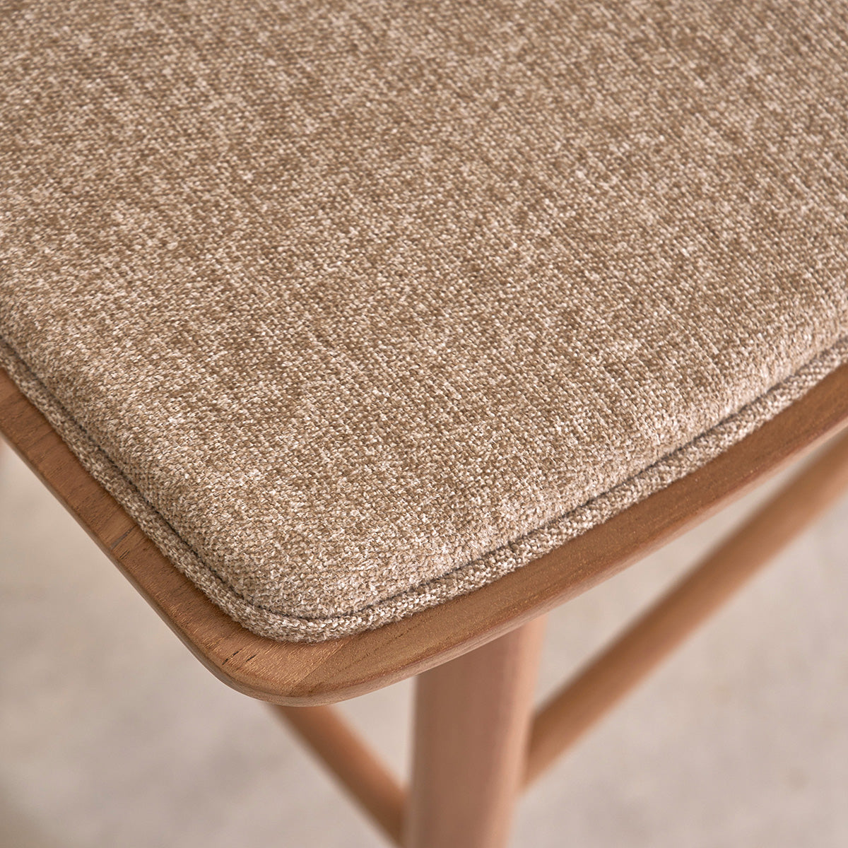 Berah Getah AMBRE tabouret teck velours grège 45 cm