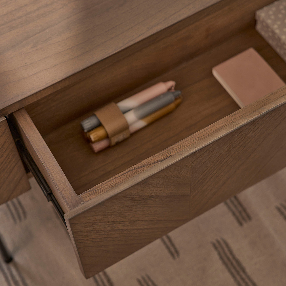 Berah Getah Calix table basse mindi métal 120 cm noyer