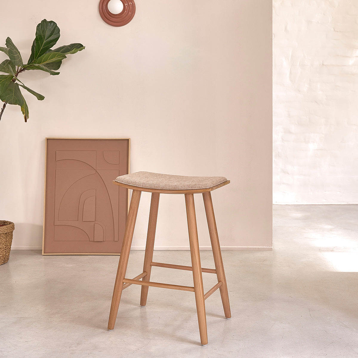 Berah Getah AMBRE lot 2 tabourets de bar teck velours grège 65 cm