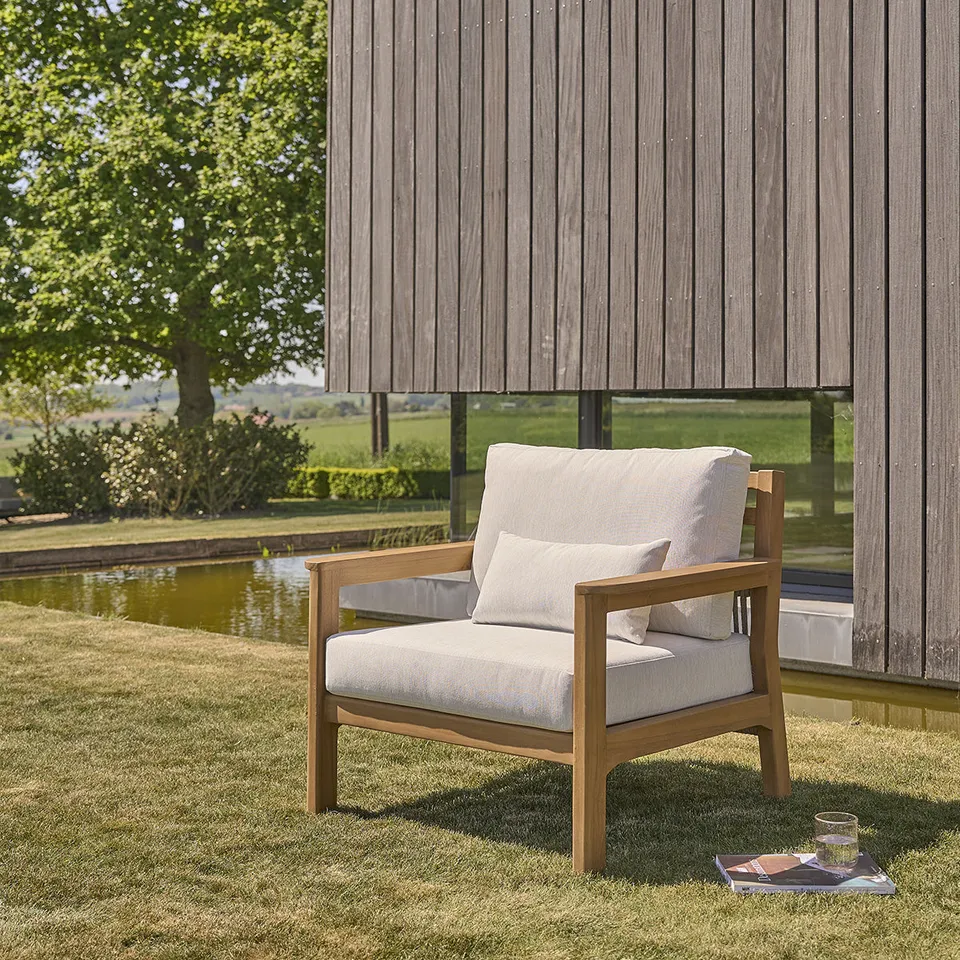 Berah Getah Maora fauteuil jardin teck coussins grège