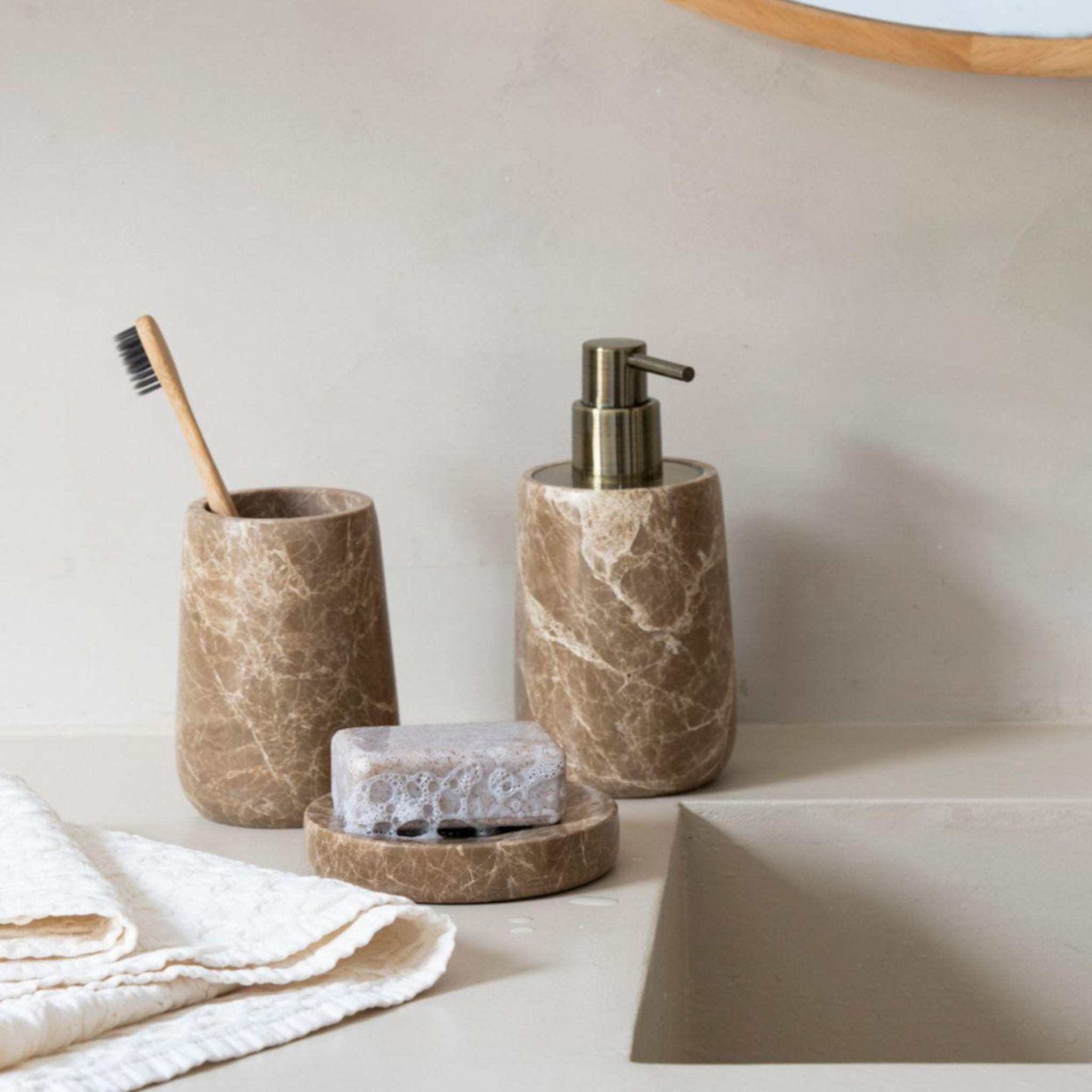 Andrea House distributeur savon marbre marron