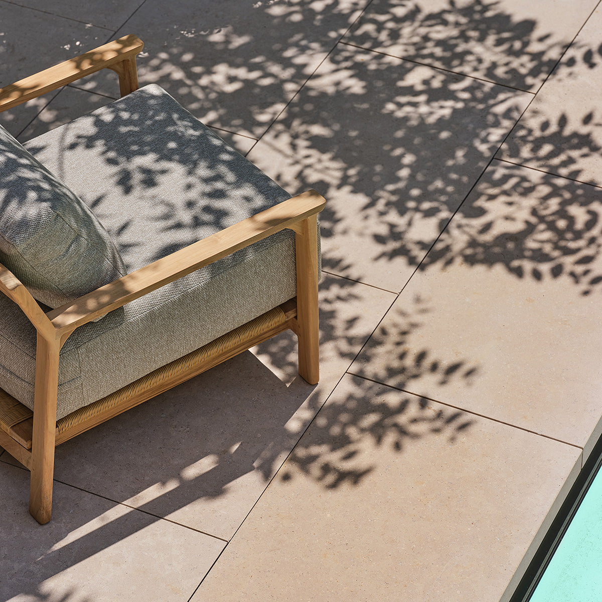 Berah Getah Piana fauteuil jardin teck coussins gris chiné