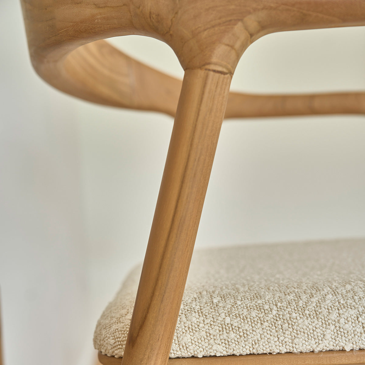 Berah Getah Ambre lot 2 chaises teck bouclette blanche