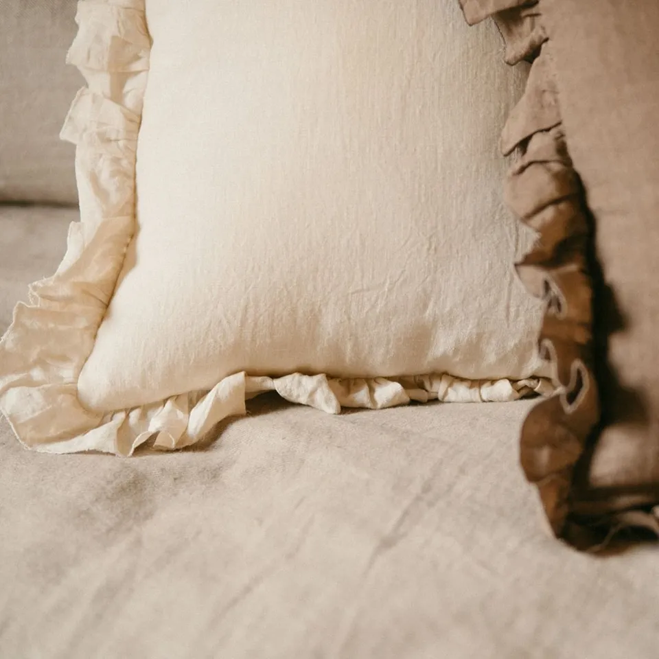 Andrea House coussin volants beige coton 45x45