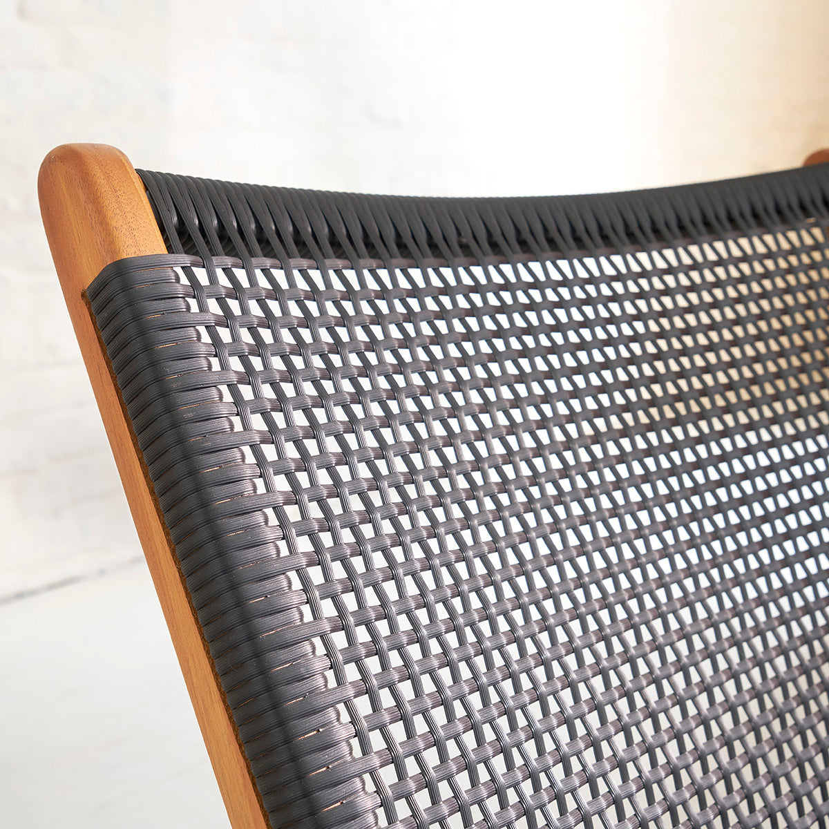 Berah Getah Lina fauteuil teck teinté tissage noir salon
