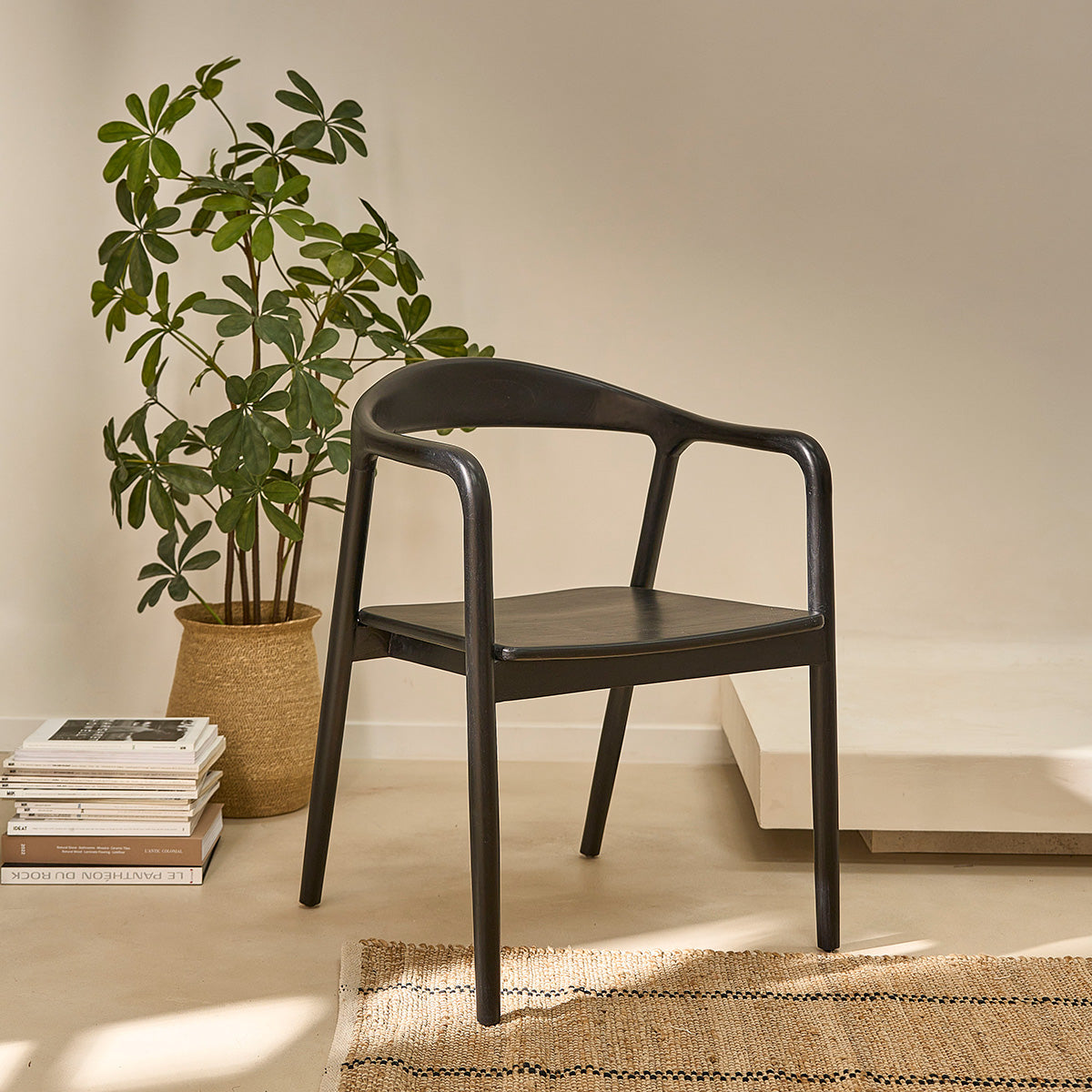 Berah Getah Ambre chaise teck noir avec accoudoirs