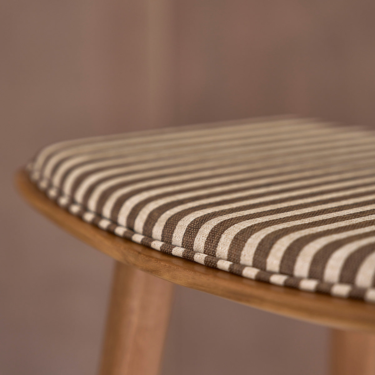 Berah Getah Ambre lot 2 tabourets teck rayures 65 cm