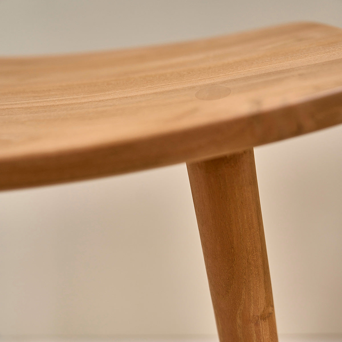 Berah Getah Ambre lot 2 tabourets de bar teck 65 cm