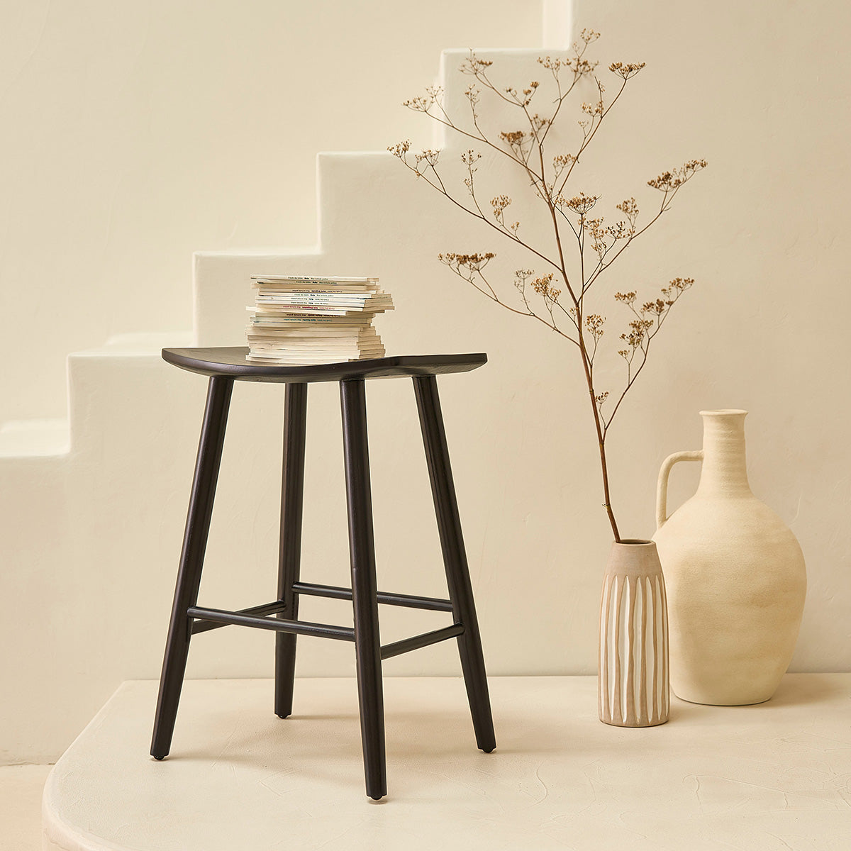 Berah Getah Ambre lot 2 tabourets bar teck noir 65 cm