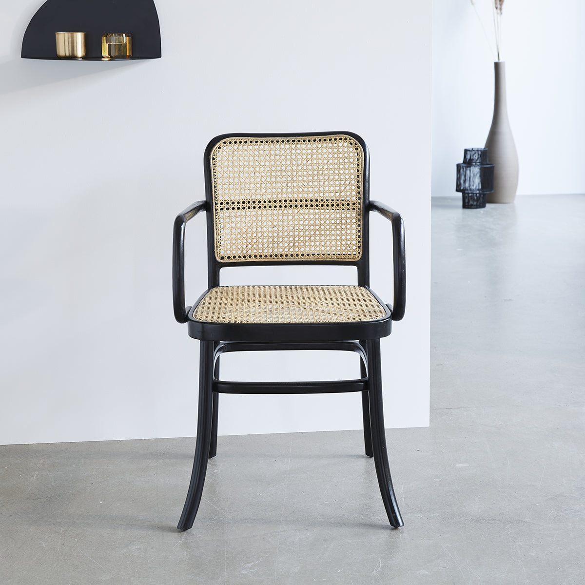 Berah Getah Aron lot 2 chaises accoudoirs acajou cannage