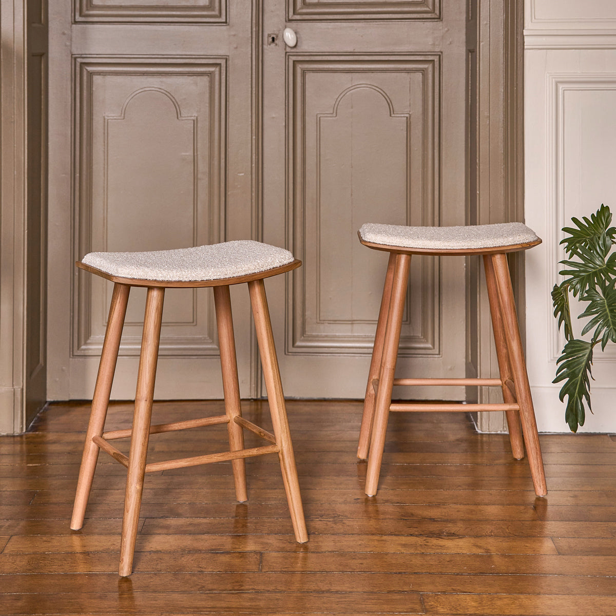 Berah Getah Ambre Tabouret de bar teck bouclette 65 cm