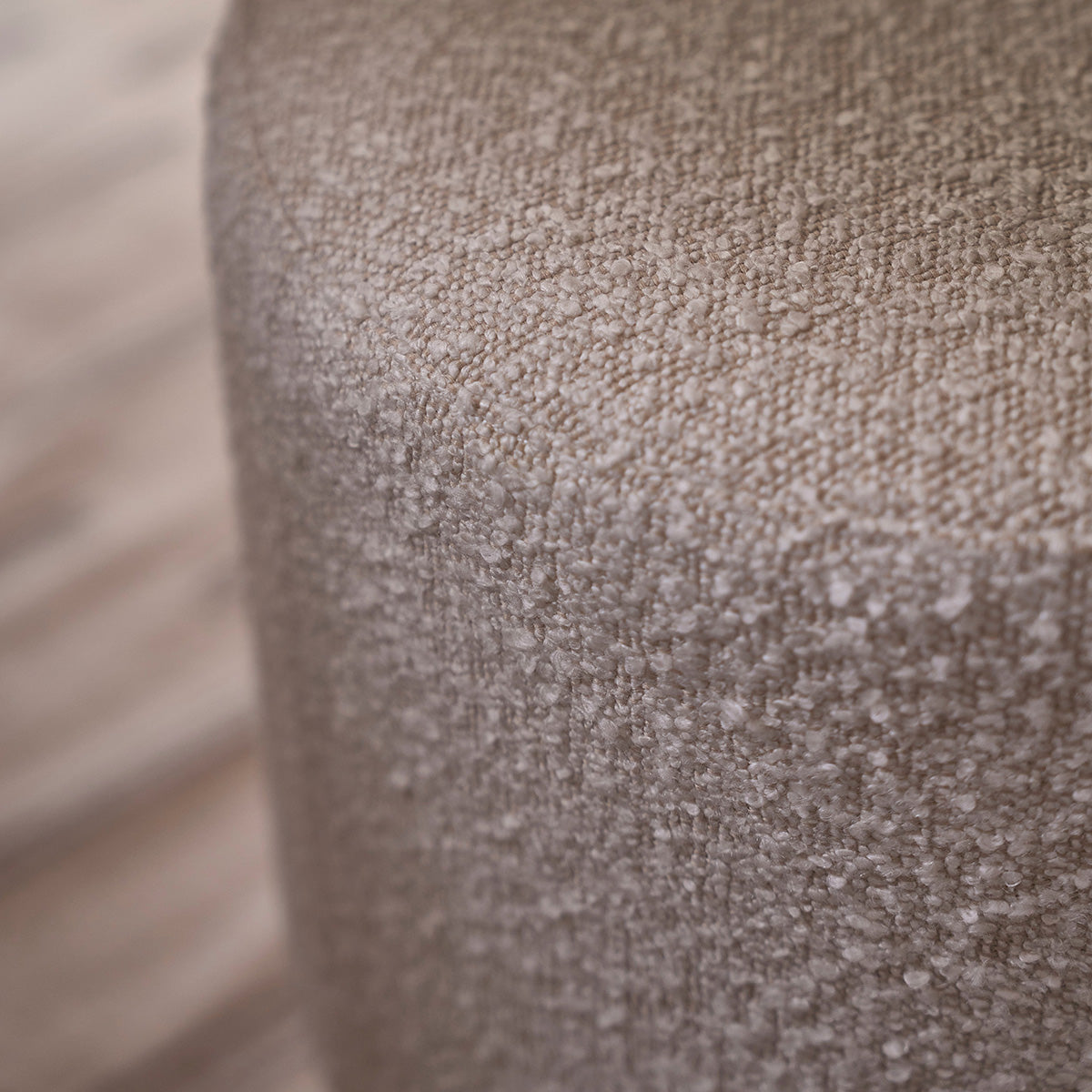 Berah Getah Serene pouf teck massif bouclette blanc 38 cm