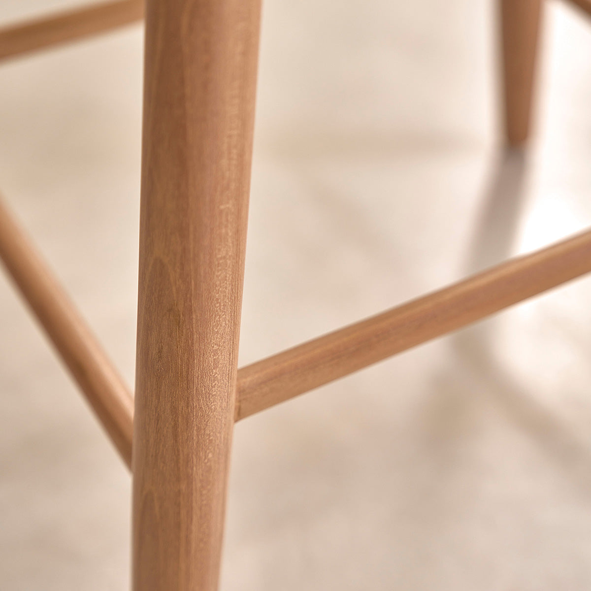 Berah Getah Ambre tabouret de bar teck velours grège 65 cm