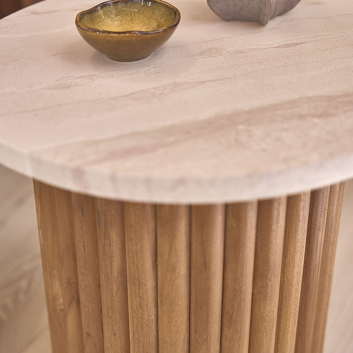 Berah Getah COLINE table dappoint teck marbre ronde