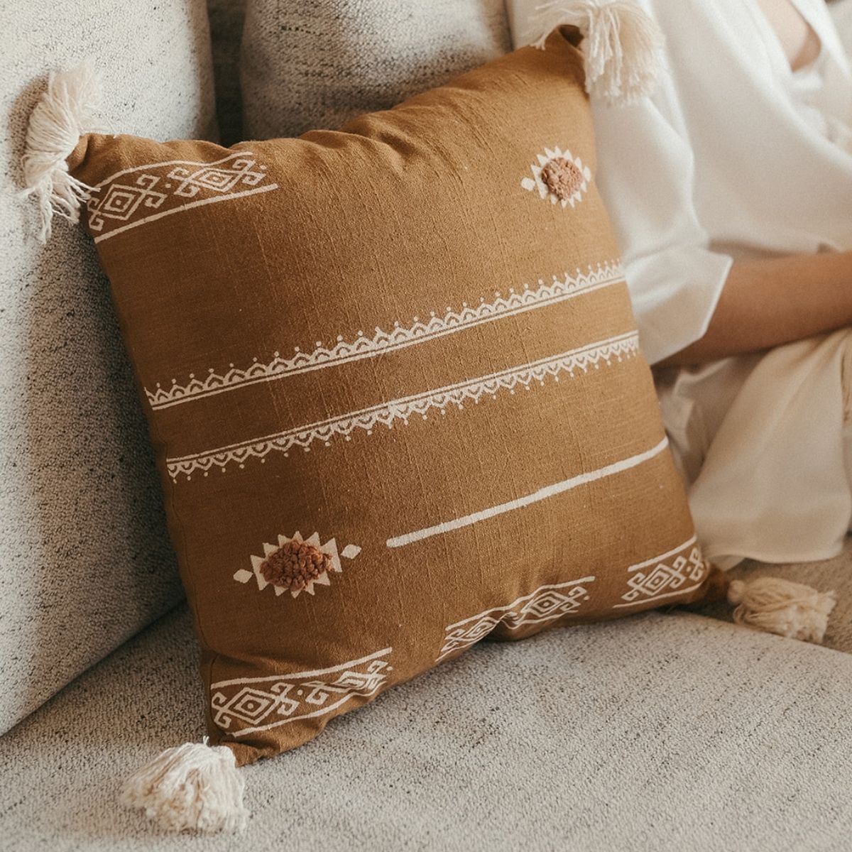 Andrea House coussin pompons marron ethnique coton 45x45