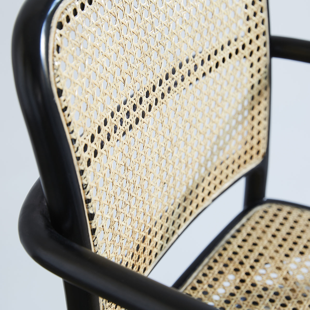 Berah Getah Aron lot 2 chaises accoudoirs acajou cannage