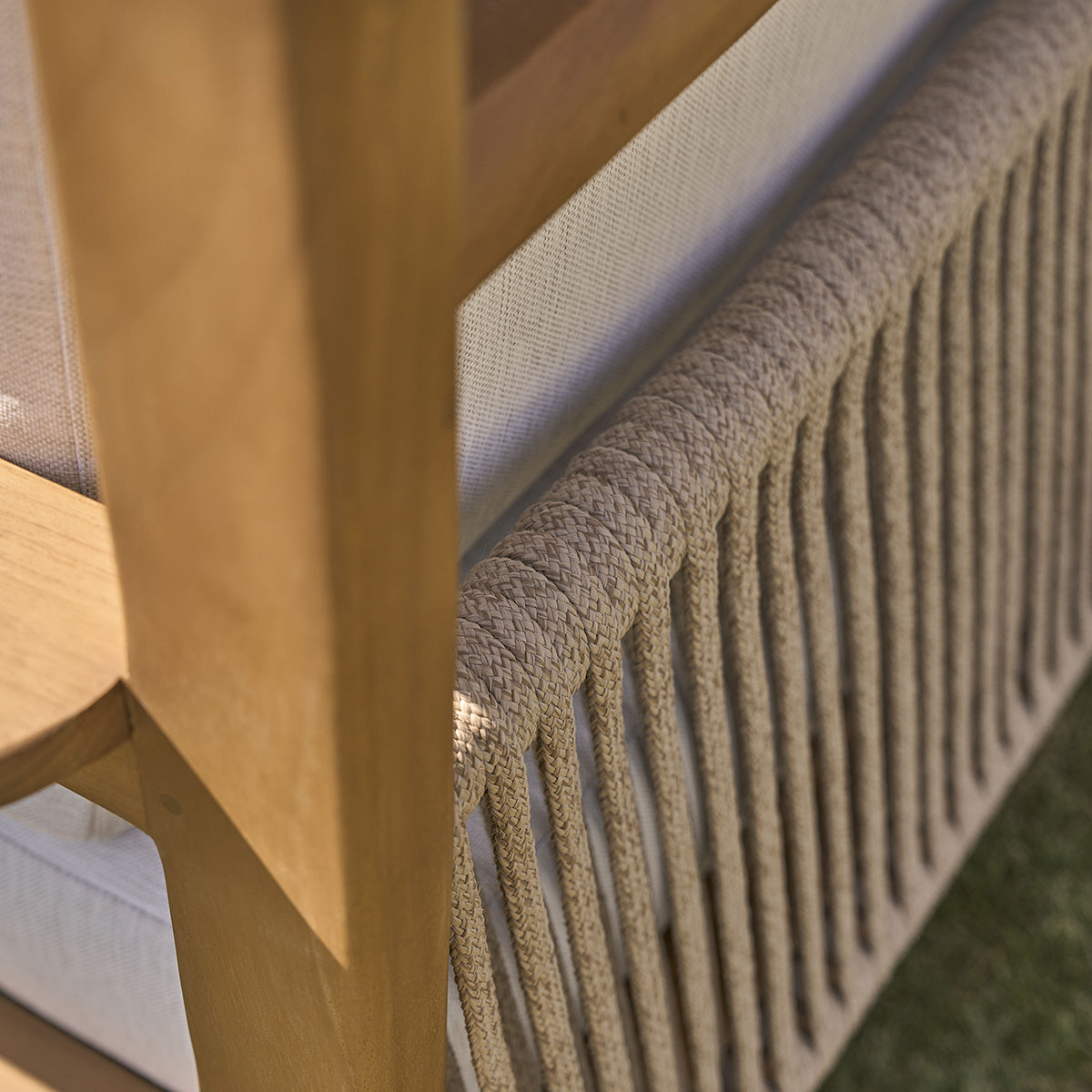 Berah Getah Maora fauteuil jardin teck coussins grège