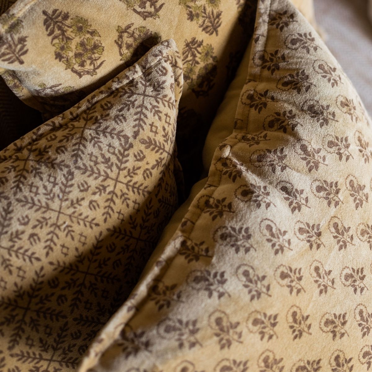 Andrea House Textil coussin jaune fleurs velours vintage