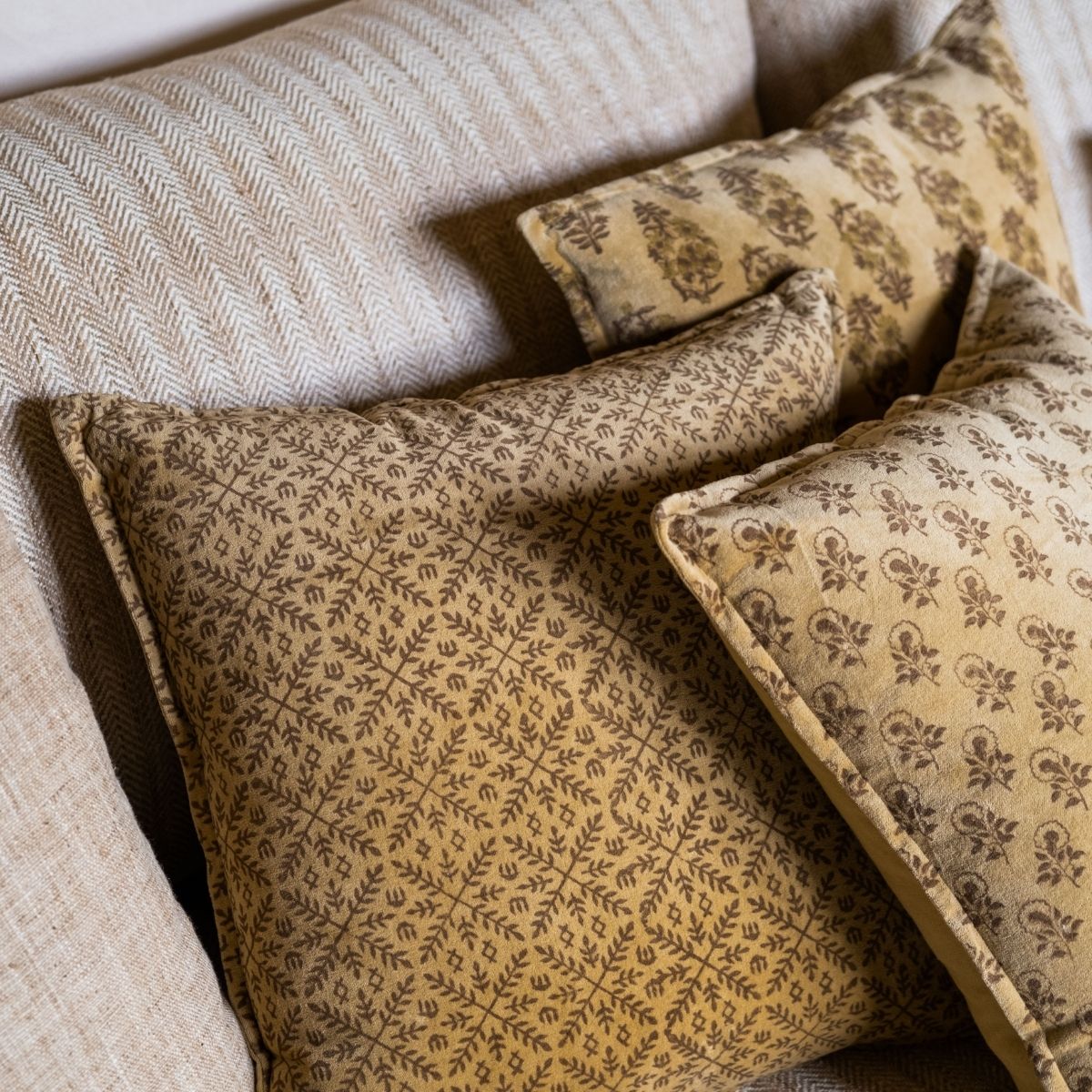 Andrea House Textil coussin jaune fleurs velours vintage