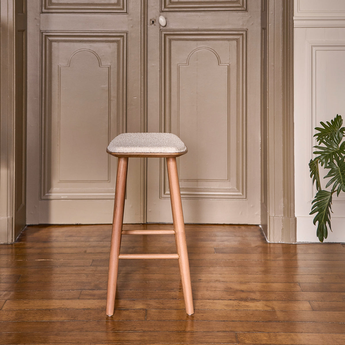 Berah Getah Ambre Tabouret de bar teck bouclette 65 cm
