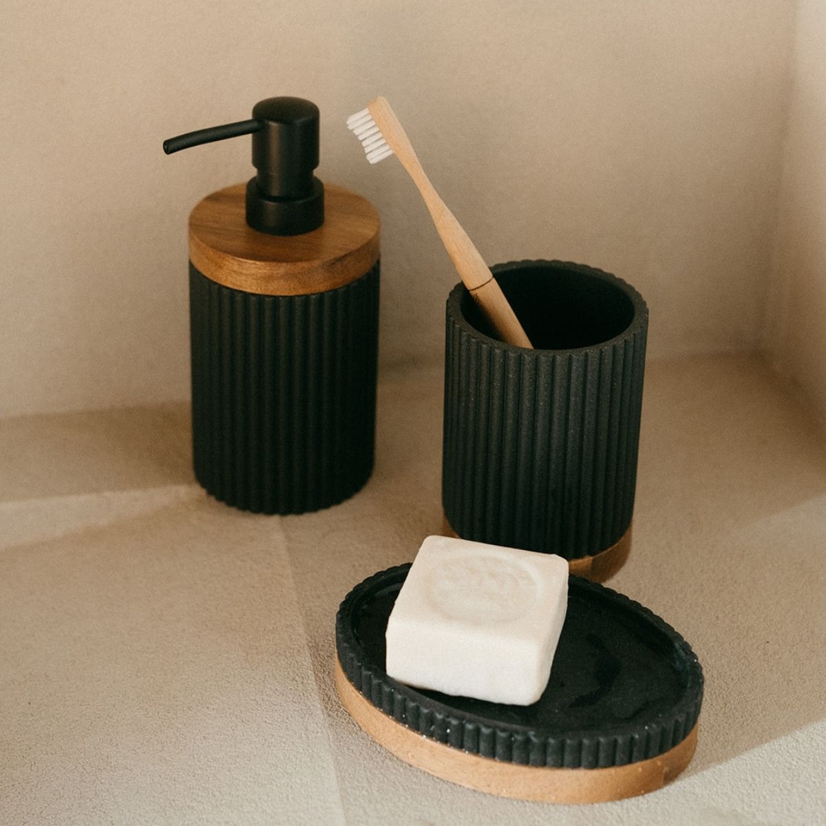 Andrea House distributeur savon noir bois résine