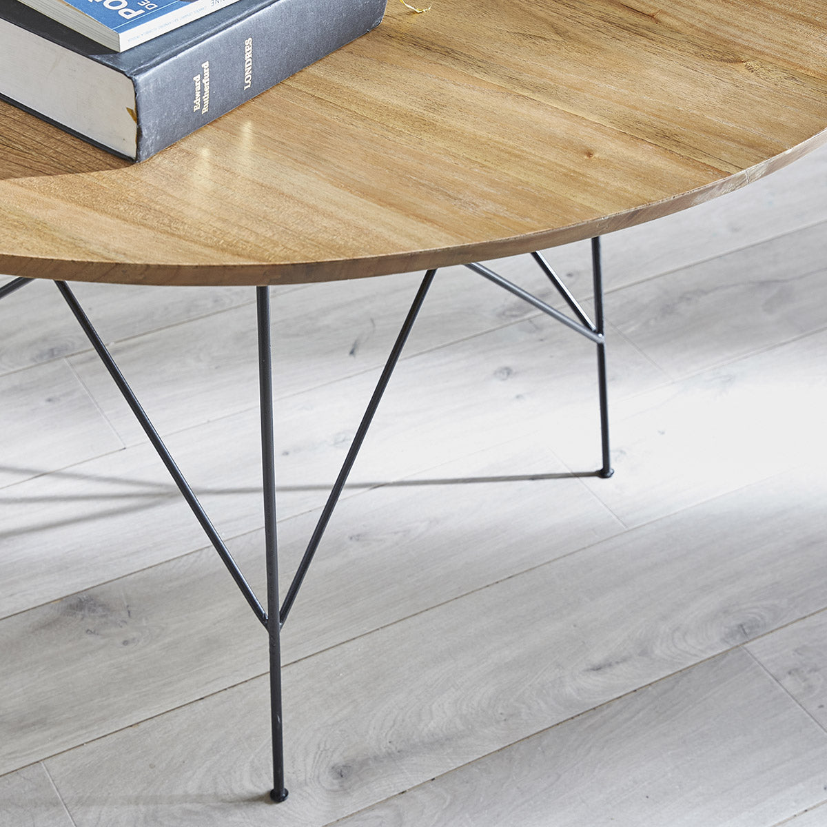 Berah Getah TILO table ronde mindi 4 pers. bois métal