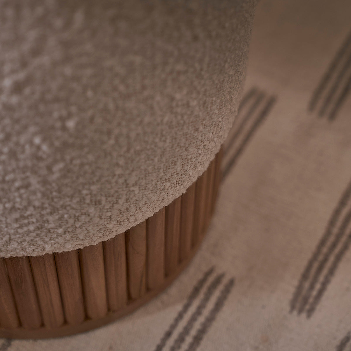 Berah Getah Serene pouf teck massif bouclette blanc 38 cm