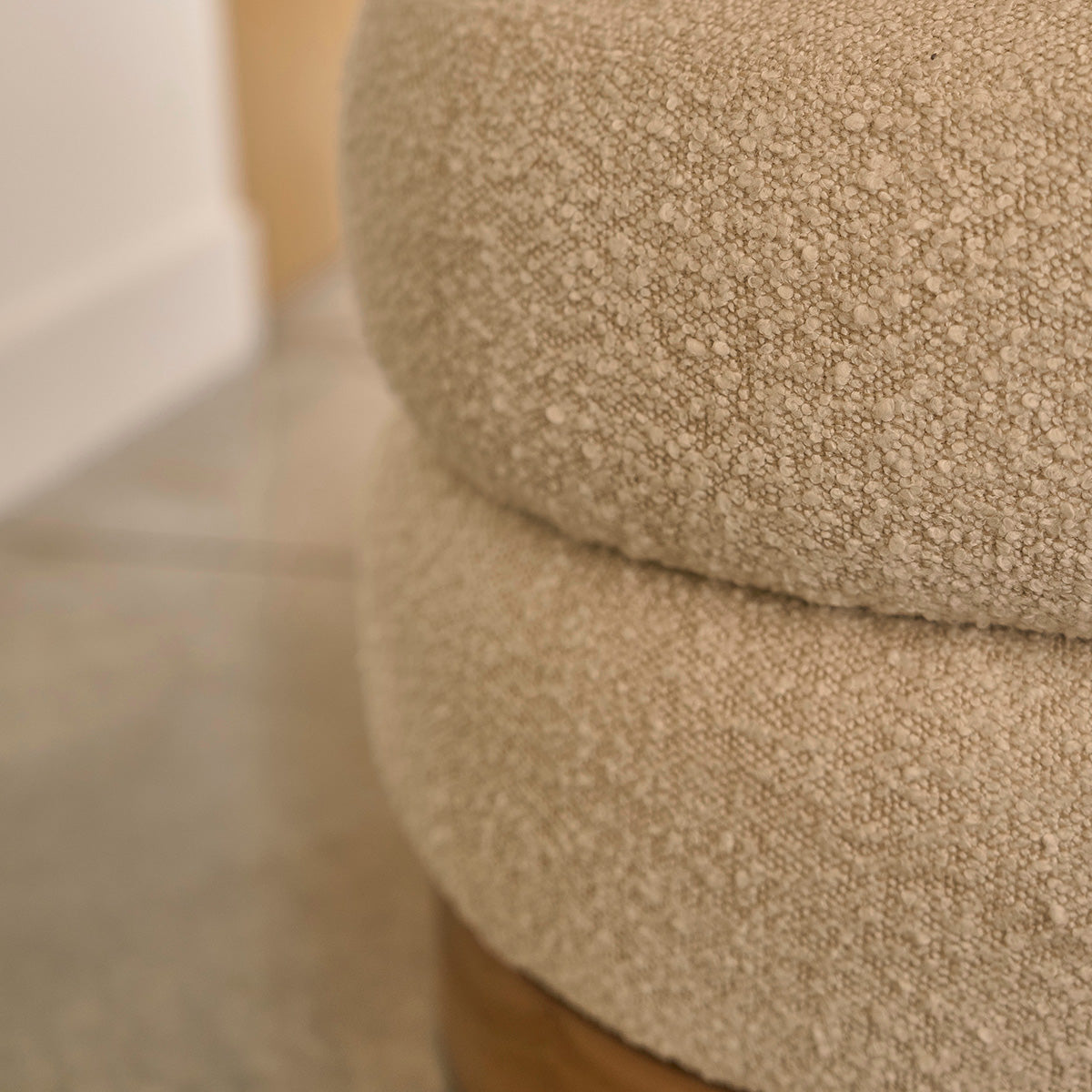 Berah Getah SERENE pouf rond bouclette blanc Ø55 teck