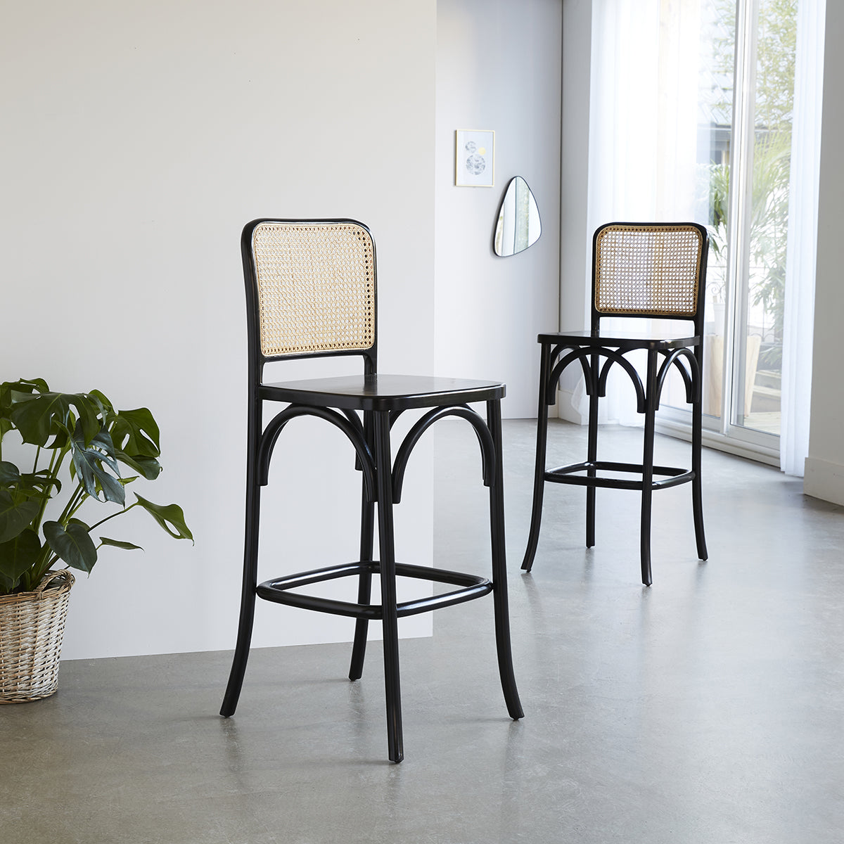 Berah Getah Aron lot 2 tabourets bar acajou cannage