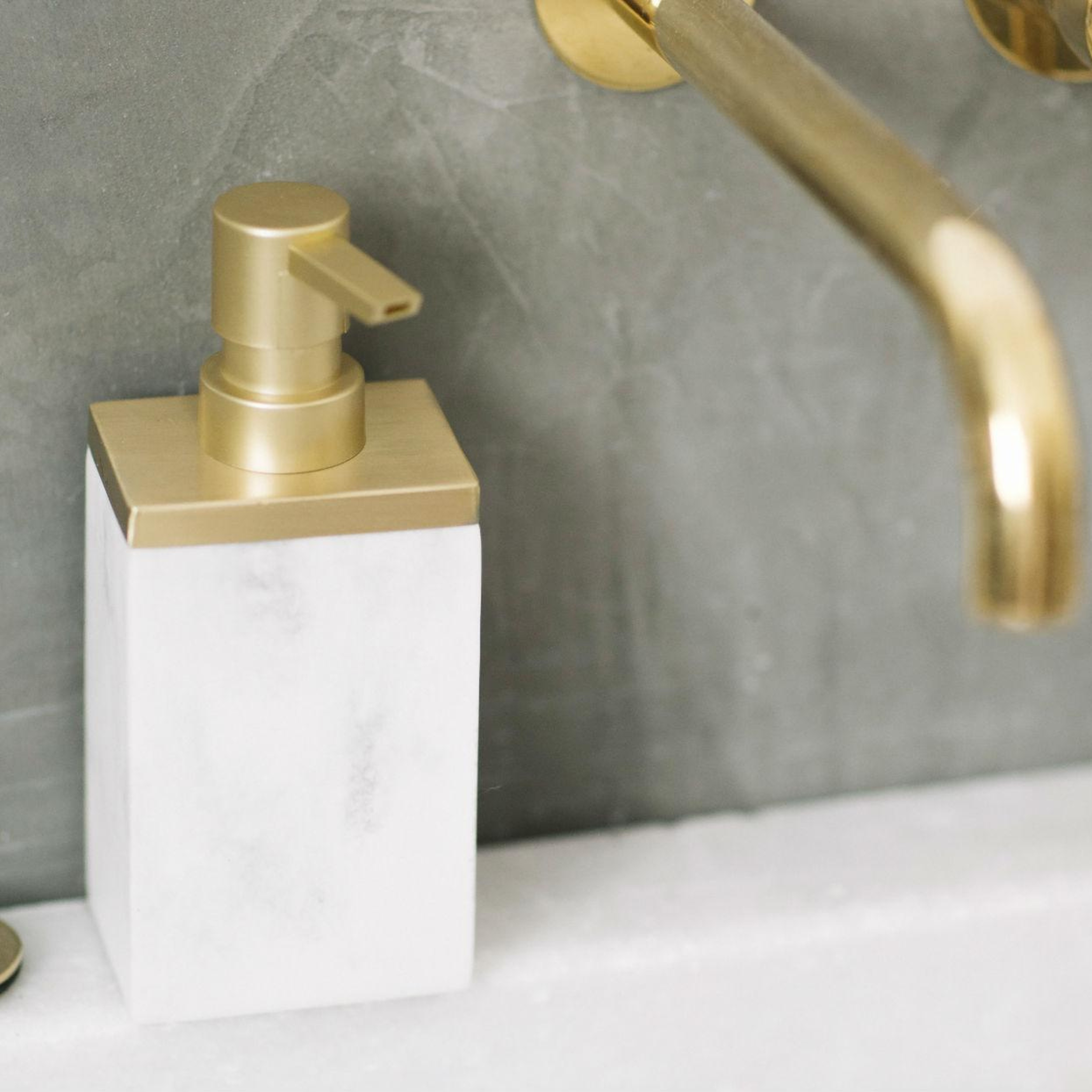 Andrea House distributeur savon marbre blanc pompe salle de bain