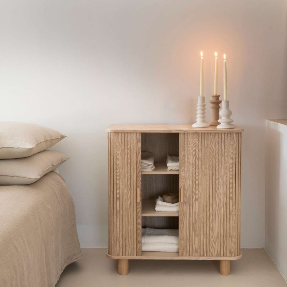 Andrea House armoire frêne pin portes coulissantes